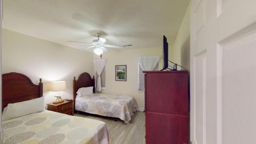 En eller flere senge i et værelse på IslandRetreat Contemporary Peaceful Accommodations