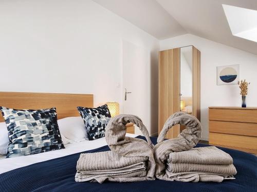 sypialnia z 2 łabędziami na łóżku w obiekcie Akela - Appartement à 12mn de Disneyland Paris ! w mieście Bussy-Saint-Georges