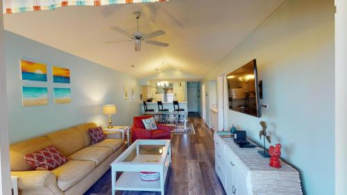 Ruang duduk di 2 Bedroom Villa Pawleys Island at True Blue
