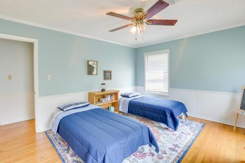 1 Schlafzimmer mit 2 Betten und einem Deckenventilator in der Unterkunft Remote Greensboro Vacation Rental with Game Room! 