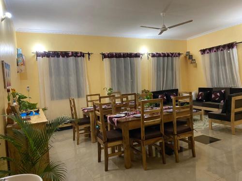 - une salle à manger avec une table et des chaises dans l'établissement Home Feeling Kilimanjaro, à Moshi