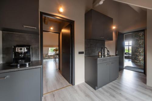a kitchen with a sink and a counter top at Landelijke boerderijkamer, dichtbij Kinderdijk in Oud-Alblas