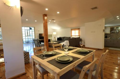 - une salle à manger et un salon avec une table et des chaises dans l'établissement The View Penthouse Apartment, à Jérusalem