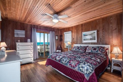 Ένα ή περισσότερα κρεβάτια σε δωμάτιο στο 6 BR Oceanfront House with Creek Dock