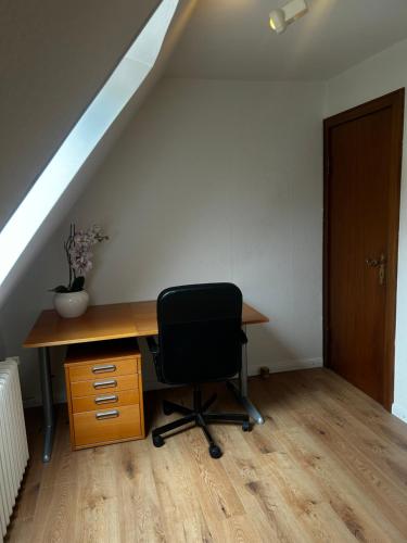 an office with a desk and a chair in a attic at Nord Haus in Kiel