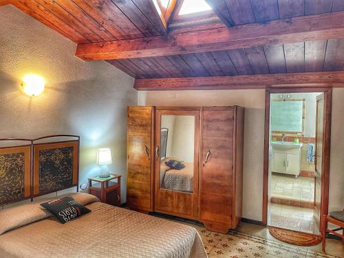 um quarto com uma cama e um tecto de madeira em Casa Nina em Gonnesa