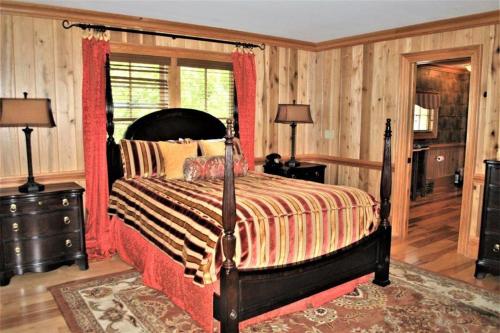 - une chambre avec un grand lit à baldaquin dans l'établissement Good Wood 3BR Walking distance to restaurants and shops along the waterfront of Winyah Bay, à Georgetown