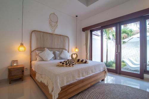 水明漾‎的住宿－Simple & Magical Villas. Villa Sambali llI，一间卧室设有一张大床和一个大窗户