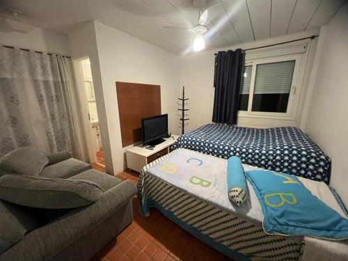 1 dormitorio pequeño con 1 cama y 1 sofá en Condominio parque dos eucaliptos, en Itaipava