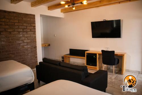 A television and/or entertainment centre at TARAMURI HOTEL & TOURS