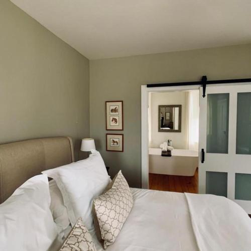 Ένα ή περισσότερα κρεβάτια σε δωμάτιο στο Woodbourne Inn