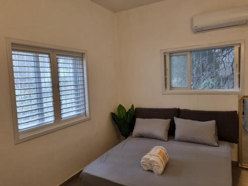 Big apt near sea heart of tlv 2 bdr salon max 8pax
