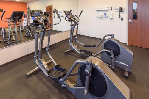 a gym with treadmills and elliptical machines at City Express Plus by Marriott Bogota Aeropuerto in Bogotá