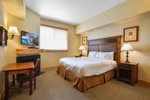 Postel nebo postele na pokoji v ubytování Silverado Lodge by Park City - Canyons Village