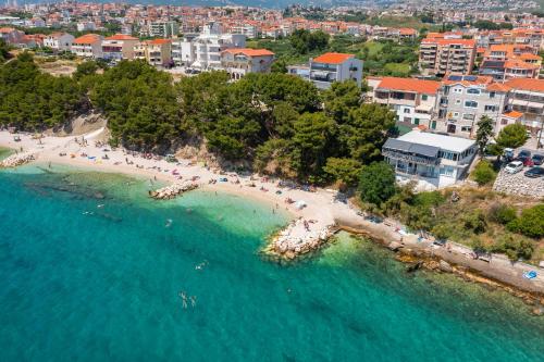 - une vue aérienne sur une plage avec des personnes dans l'eau dans l'établissement Solar Beach Inn, à Split