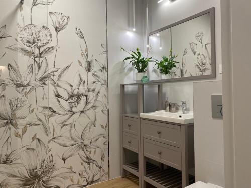 烏斯奇基的住宿－White Flower Delux，浴室设有鲜花和淋浴帘。