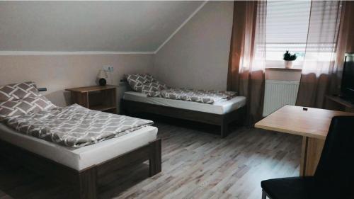 Un pat sau paturi într-o cameră la Monteurwohnung