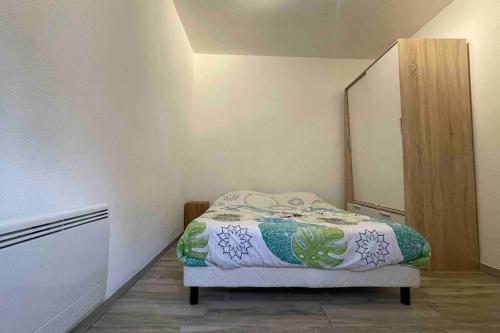 um pequeno quarto com uma cama e um closet em Logement 3 personnes. em Vitry-le-François