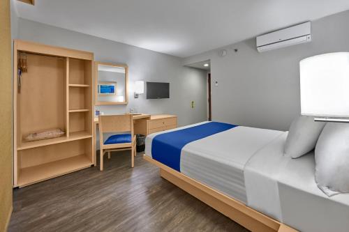 a hotel room with a bed and a desk at City Express by Marriott Aguascalientes Sur in Aguascalientes