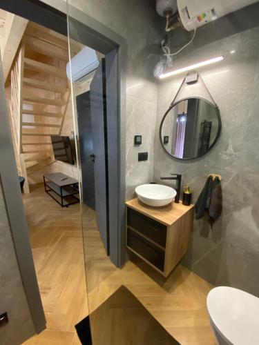 拉達瓦的住宿－Domki AS，一间带水槽和镜子的浴室