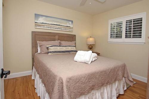 Säng eller sängar i ett rum på Cute 2 bedroom, 2 bath Condo at Folly Field Beach