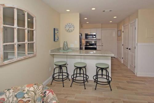 Cute 2 bedroom, 2 bath Condo at Folly Field Beach photo 6