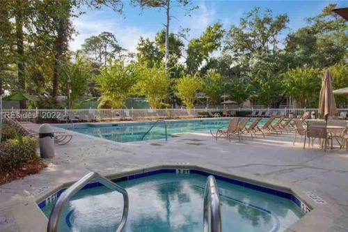 Bazén v ubytování Cute 2 bedroom, 2 bath Condo at Folly Field Beach nebo v jeho okolí