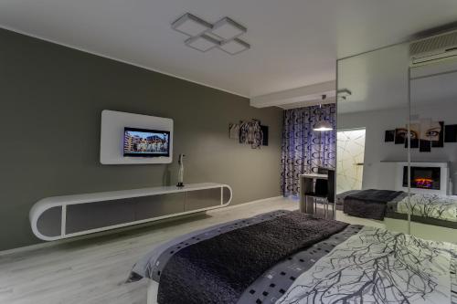 una camera con un grande letto e una TV a parete di Apartament Perla Falezei a Galaţi