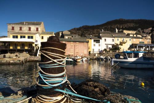 a rope sitting on top of a body of water at Hôtel Résidence CAPENSE in Centuri