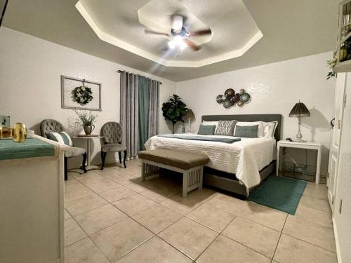 1 dormitorio con 1 cama y ventilador de techo en Rest, Relax & enjoy the entire cozy vacational home!, en Mission