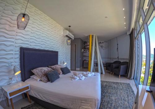 un dormitorio con una cama con animales de peluche en Bonita Bay Concept Hotel by Xarm Hotels, en Santa Marta