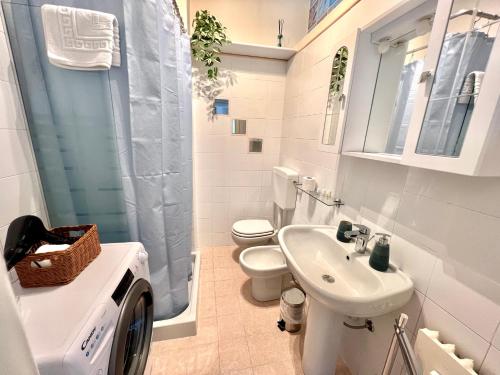 Baño blanco con lavabo y aseo en [Arena-Fiera] Appartamento con vista panoramica en Verona