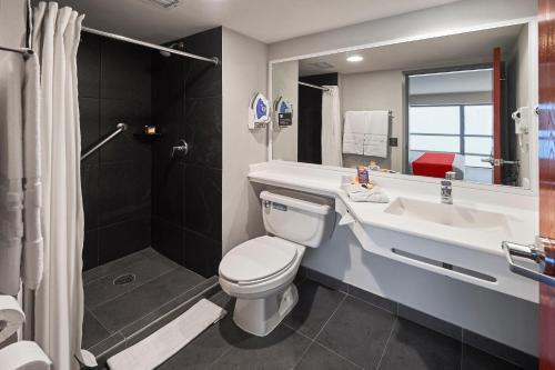 La salle de bains est pourvue de toilettes, d'un lavabo et d'une douche. dans l'établissement City Express by Marriott EBC Reforma, à Mexico