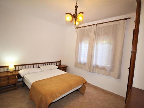 1 dormitorio con cama y ventana en Apartments La Pineda, Playa de Pals, en Begur
