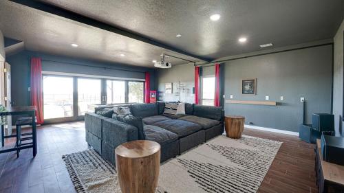 ein Wohnzimmer mit einem Sofa und einem Tisch in der Unterkunft Private Guesthouse with Deluxe Home Theater home in Waxahachie