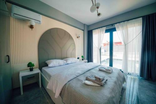 - une chambre avec un grand lit et des serviettes dans l'établissement Villa Karam, à Kocaeli