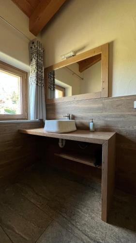 a bathroom with a sink and a mirror at Les Flocons Pila in Pila