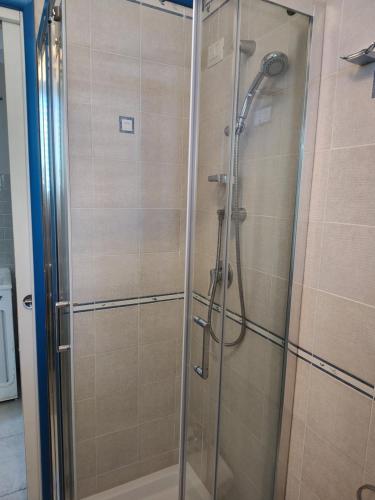 W łazience znajduje się prysznic ze szklanymi drzwiami. w obiekcie Endless Summer w mieście Fontane Bianche