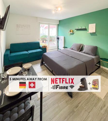 - une chambre avec un lit et un canapé dans l'établissement Studio Le Maréchal - Près frontière et Netflix, à Huningue