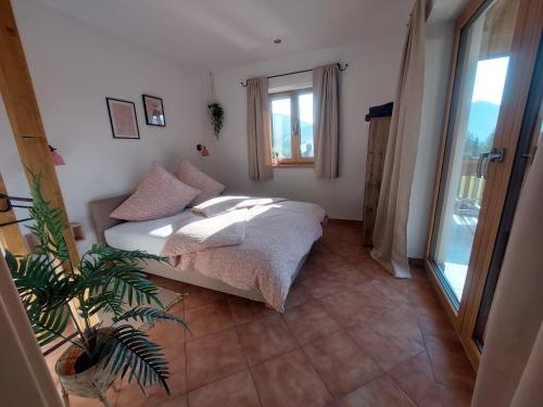 Ένα ή περισσότερα κρεβάτια σε δωμάτιο στο Apartment Kofelblick