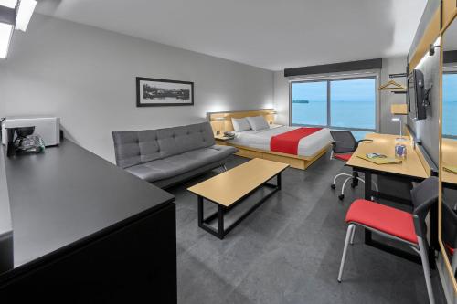 Habitación de hotel con cama y sofá en City Express by Marriott Veracruz en Veracruz