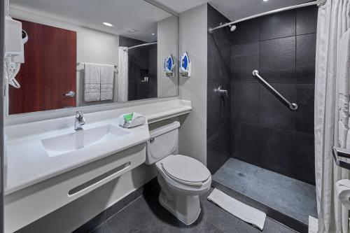 y baño con aseo, lavabo y ducha. en City Express by Marriott Veracruz en Veracruz