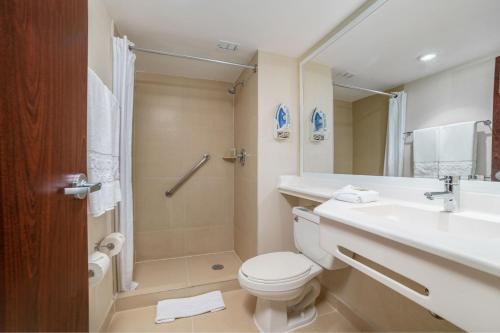 y baño con aseo, lavabo y ducha. en City Express by Marriott Tula, en Tula de Allende
