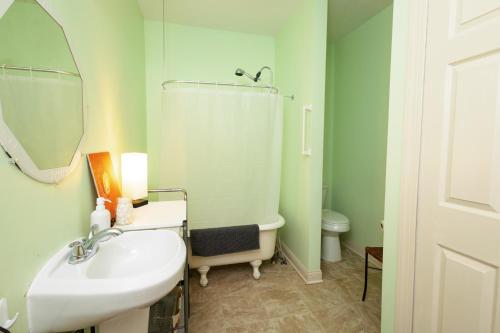 y baño con lavabo, aseo y espejo. en Small Suite STEPS from Oberlin en Oberlin