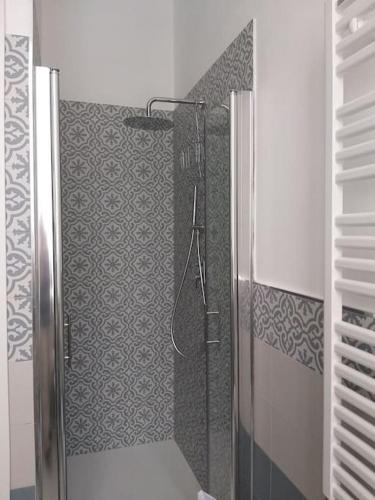 ein Bad mit Dusche und WC in der Unterkunft La Falconiera in Vigevano
