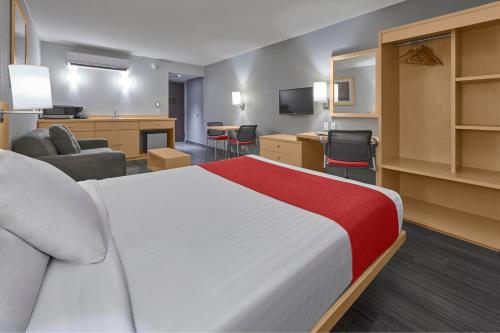 a hotel room with a bed and a desk at City Express by Marriott Torreon in Torreón