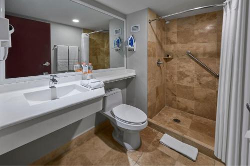 uma casa de banho com um lavatório e um chuveiro. em City Express by Marriott Monterrey Santa Catarina em Monterrey