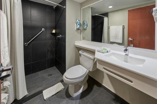 City Express by Marriott Mexicali في مكسيكالي: حمام مع مرحاض ومغسلة ودش