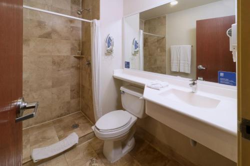 La salle de bains est pourvue de toilettes, d'un lavabo et d'une douche. dans l'établissement City Express by Marriott Nuevo Laredo, à Nuevo Laredo