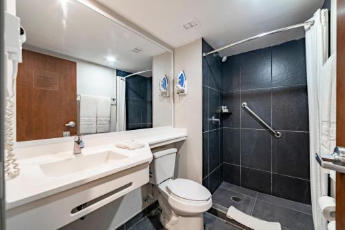 La salle de bains est pourvue de toilettes, d'un lavabo et d'une douche. dans l'établissement City Express by Marriott Paraiso, à Paraíso